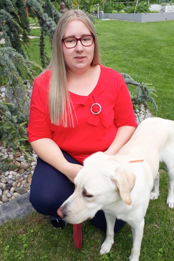 Foto: Christine mit Blindenführhündin Laila im Garten