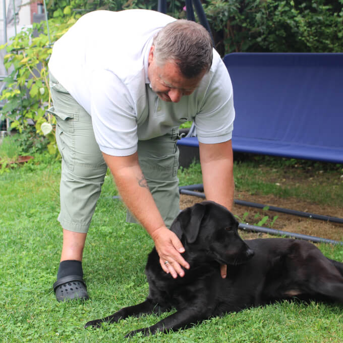 Foto: Helmut mit Blindenführhündin Stella im Garten